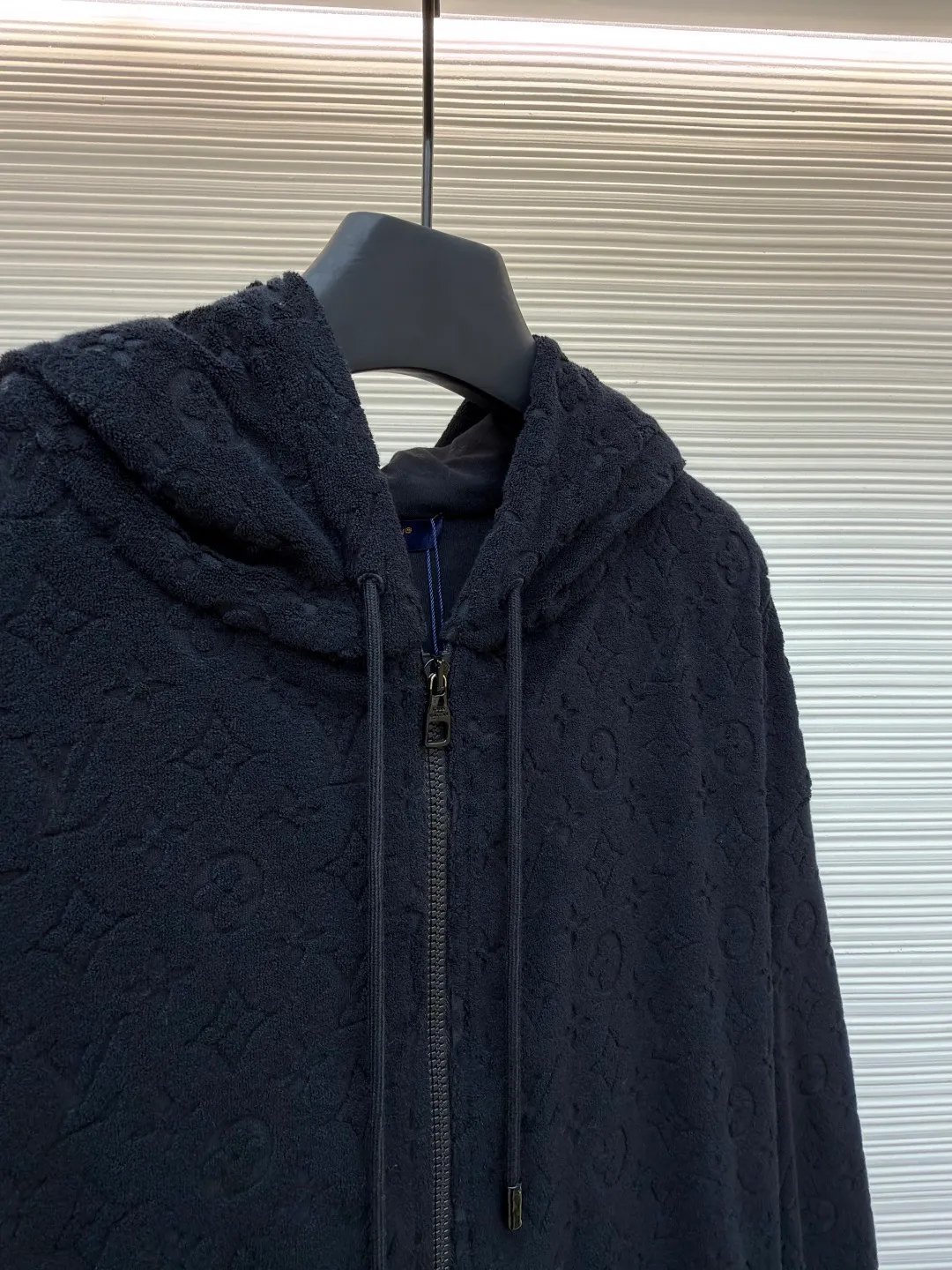 LOUIS VUITTON all-over printed terry zipper jacket ●Original version: Purchased and developed for 14100 ●Item number: 1681418-B05 ●Fabric: Soft cotton blended terry luxury chiffon fabric ●Technology: Three-dimensional relief jacquard production ●Color: black ●Version: fitted version ●Weight: about 905 grams ●Size: S-M-L-XL ●Description: Custom-dyed soft cotton blended terry luxury terry fabric with clear texture, plump and lazy, comfortable and close to the skin, with navy blue as the main tone, as calm and profound as the deep sea, full-width Monogram embossing makes a stunning appearance, derived from the brand's profound cultural heritage, dark grain weaving, velvet feeling becomes poetry, quietly emerging with a looming attitude, fully recognizable, interpreting unparalleled fashion style, publicity in restraint, sophistication in casualness Make every touch a ceremonial experience, the three-dimensional relief jacquard technique uses a high-density electronic jacquard machine to achieve the Monogram three-dimensional effect through the "positive and negative layer weaving method". Apply heat pressure to the fabric locally through a customized mold to hot-melt the fibers in specific areas. Permanently shape the relief outline and position the cutting bed with infrared rays to achieve precise positioning of the material through infrared emitters and infrared receivers. The accuracy can reach the micron level. This meets Monogram's high-precision cutting, the overall routing is straight and delicate, the fabric is comfortable and soft, and the color is consistent without color difference. It can be matched with the same style to create a fashionable look and control various occasions. Customized accessories, complete with three standards, same style for men and women!